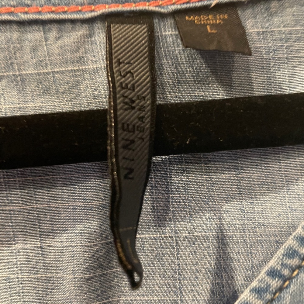 Denim Nine West dress. Elastic at waistline  and bows that can be tied on slave - Picture 4 of 6